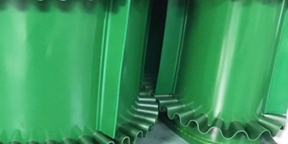 How Sidewall and Cleated Conveyor Belts Improve Conveying Efficiency and Directional Transport