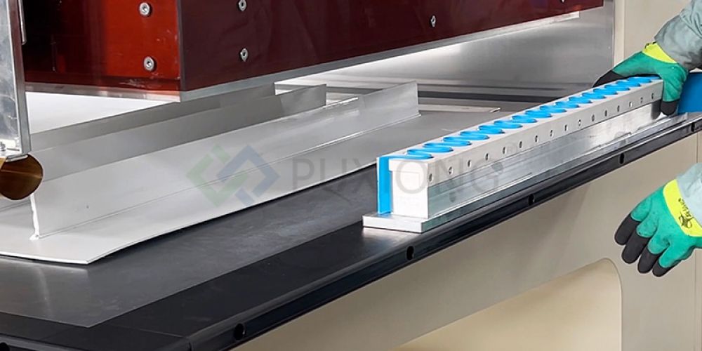 How can conveyor belts reduce costs in the field of logistics
