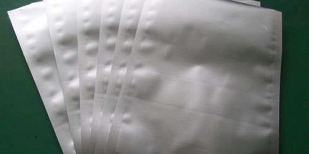 What are the differences in the performance of aluminum foil of different thicknesses in vacuum packaging?